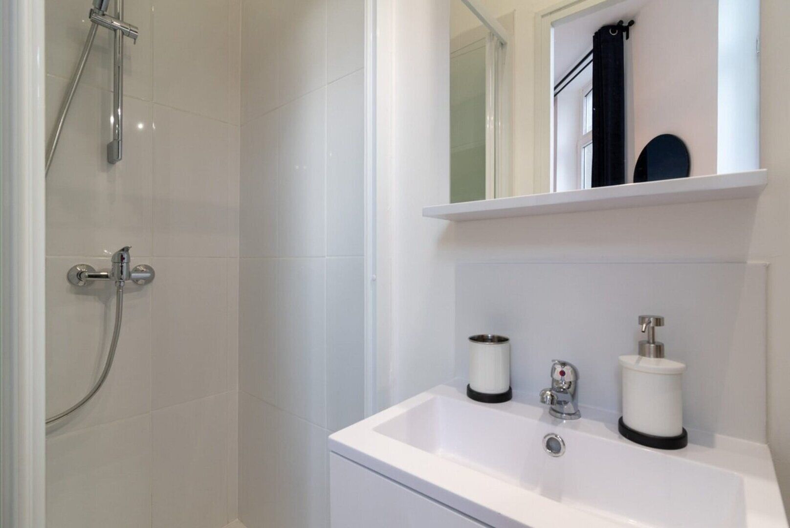 Regadera, secadora de cabello, toallas 