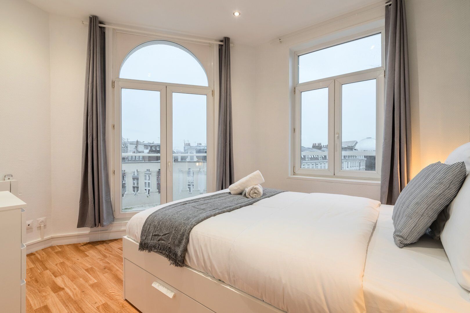 2 bedrooms, iron/ironing board, internet, bed sheets