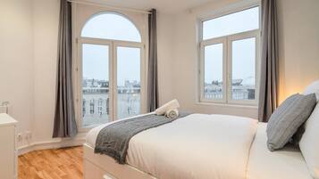 2 bedrooms, iron/ironing board, internet, bed sheets