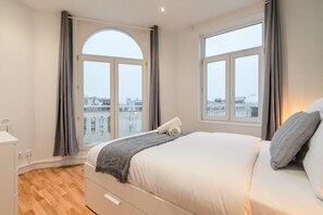 2 slaapkamers, een strijkplank/strijkijzer, internet, beddengoed