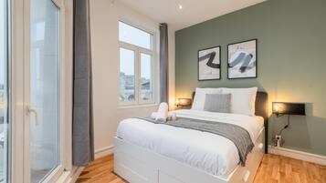 2 slaapkamers, een strijkplank/strijkijzer, internet, beddengoed