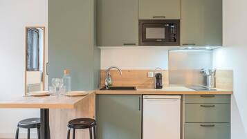 Réfrigérateur, micro-ondes, cafetiÚre/bouilloire, grille-pain