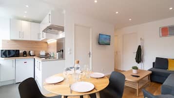 Réfrigérateur, micro-ondes, cafetière/bouilloire