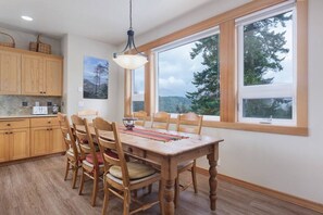 Dining - Long Board Loft - Pacific City (Pacific City)