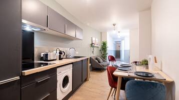 Geladeira, cooktop, lava-louças, cafeteira/chaleira