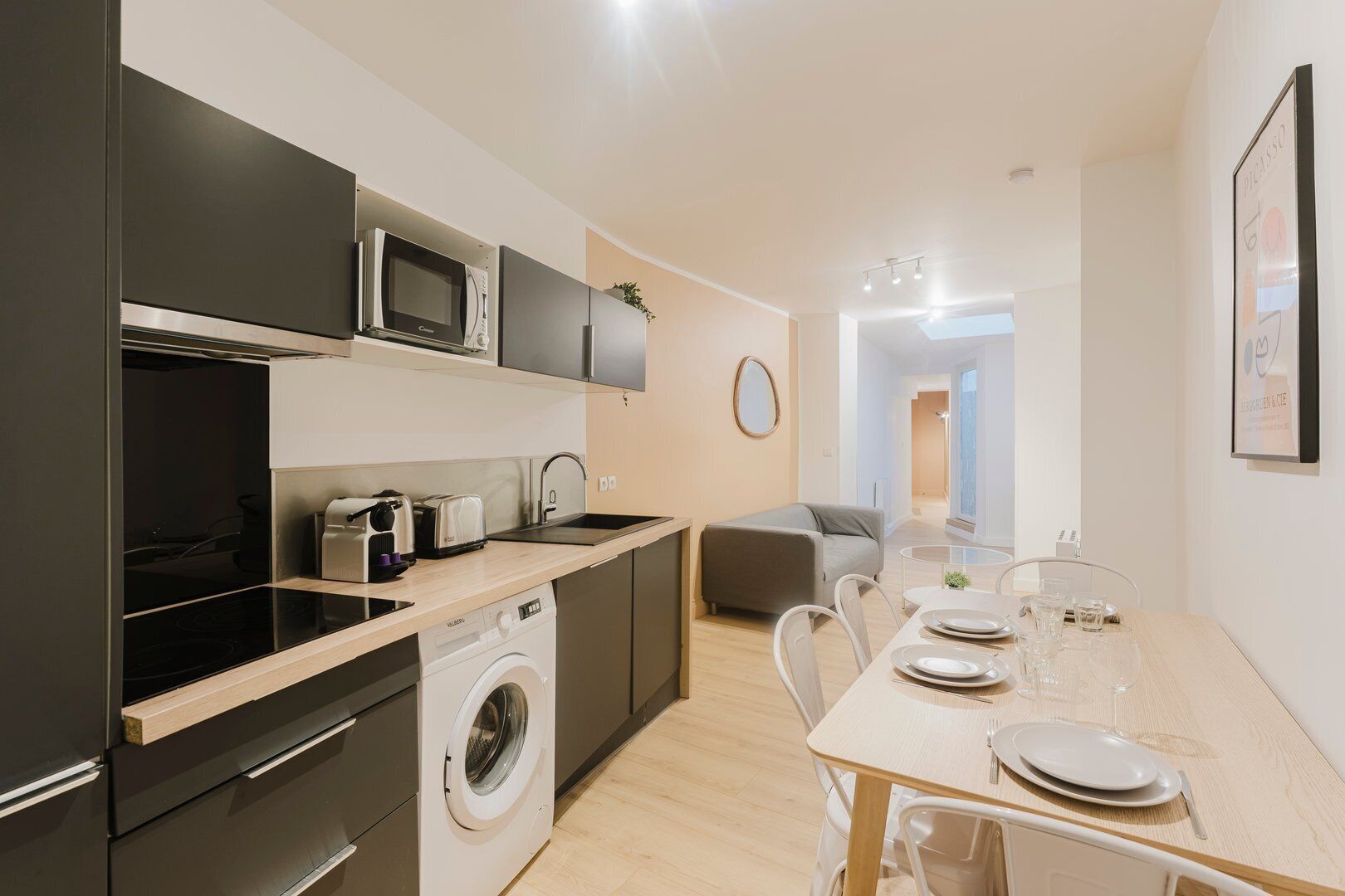 Réfrigérateur, plaque de cuisson, lave-vaisselle, cafetière/bouilloire