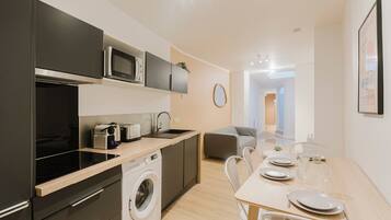 Réfrigérateur, plaque de cuisson, lave-vaisselle, cafetière/bouilloire