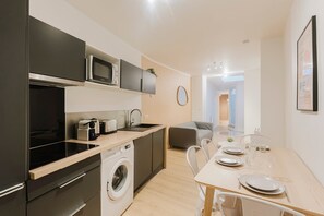 Kjøleskap, kokeplater, oppvaskmaskin og kaffetrakter/tekoker