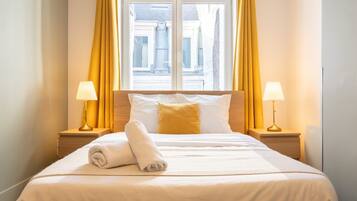 2 quartos, escrivaninha, acesso à internet, roupa de cama