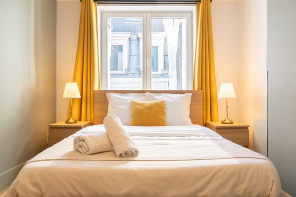 2 dormitorios, escritorio, Internet y ropa de cama