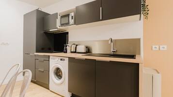 Réfrigérateur, plaque de cuisson, lave-vaisselle, cafetière/bouilloire