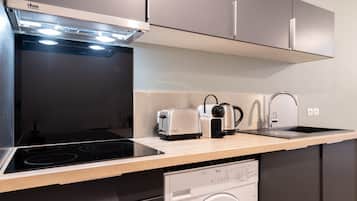 Geladeira, cooktop, lava-louças, cafeteira/chaleira