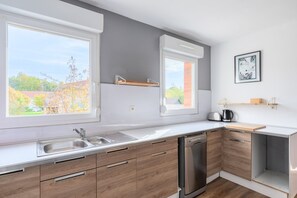 Kühlschrank, Mikrowelle, Ofen, Geschirrspüler