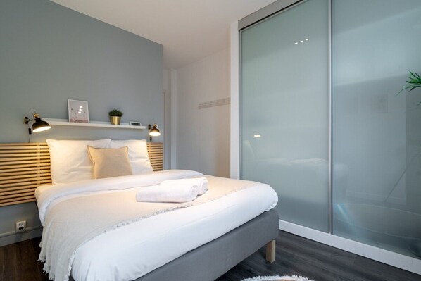 1 chambre, bureau, fer et planche à repasser, accès Internet