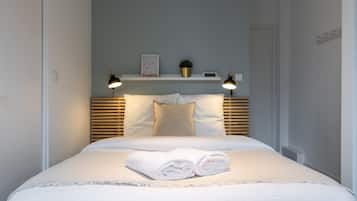 1 slaapkamer, een bureau, een strijkplank/strijkijzer, internet