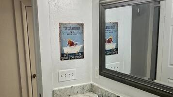 Hiustenkuivaaja, pyyhkeet, saippua, sampoo