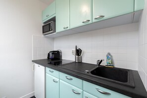 Kühlschrank, Mikrowelle, Wasserkocher mit Kaffee-/Teezubehör, Toaster