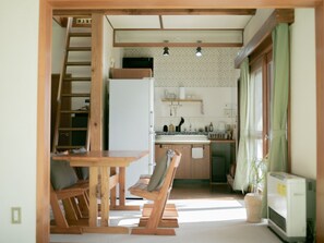 Fridge, microwave, stovetop, cookware/dishes/utensils - 1 private cottage living kitchen Japanese style / Kitaazumi-gun Nagano (Kitaazumi-gun)