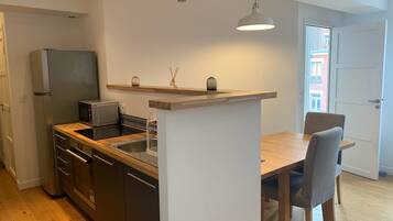 Een koelkast, een microgolfoven, een oven, een kookplaat