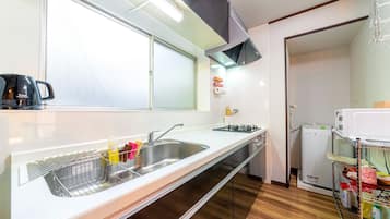 Fridge, microwave, stovetop, cookware/dishes/utensils