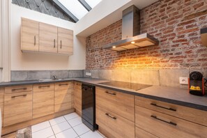 Een koelkast, een microgolfoven, een oven, een vaatwasser