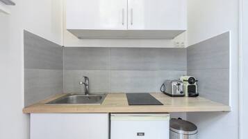 Réfrigérateur, micro-ondes, cafetiÚre/bouilloire, grille-pain