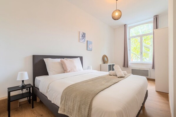 1 chambre, bureau, fer et planche à repasser, accès Internet