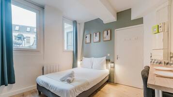 Een bureau, een strijkplank/strijkijzer, internet, beddengoed