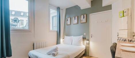 Skrivebord, strygejern/strygebræt, internetforbindelse, sengetøj