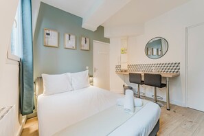 Skrivbord, strykjärn/strykbräda, internet och sängkläder