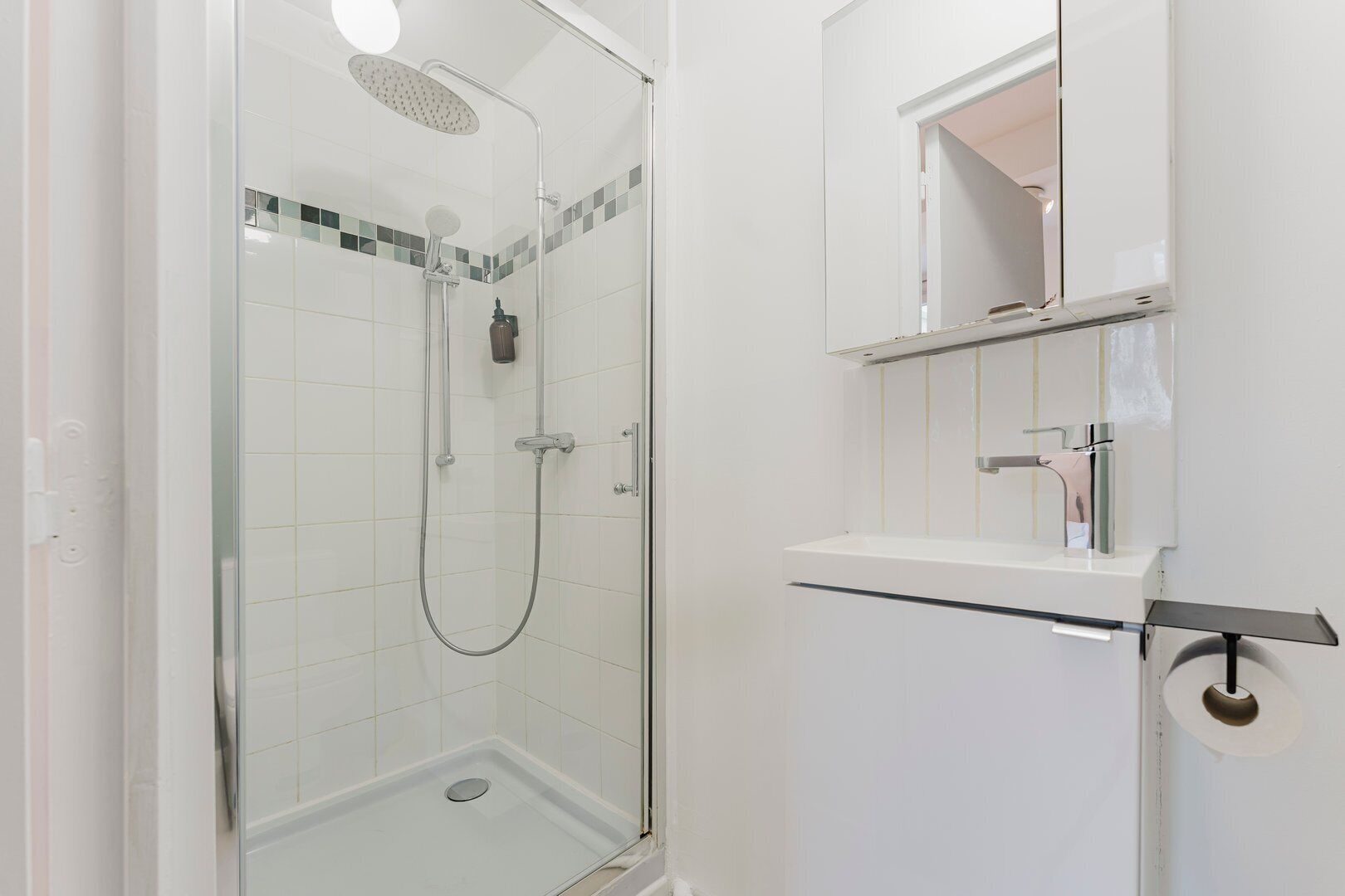 Douche, sèche-cheveux, serviettes fournies