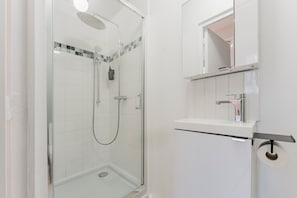 تجهيزات دش، مجففات شعر، مناشف