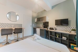 مكتب ومكواة/لوح كي وخدمة الإنترنت وملاءات أسرّة