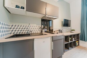 Kylskåp, mikrovågsugn, kaffe- och tebryggare och brödrost