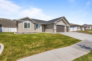 Exterior - Beautiful New Constuction Home in Kennewick (Kennewick)