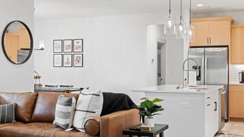 Smart TV, fireplace, books, stereo