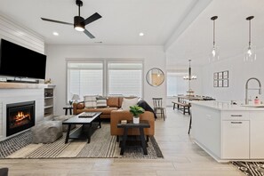 تلفزيون ذكي، مدفأة، كُتُب، ستيريو