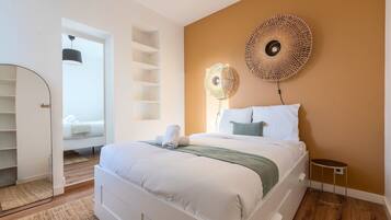 3 bedrooms, desk, iron/ironing board, internet