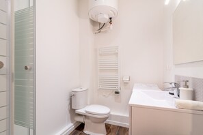 Douche, sèche-cheveux, serviettes fournies