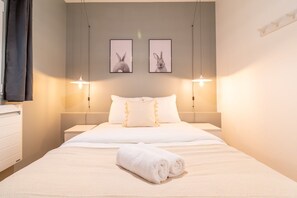 1 sovrum, skrivbord, internet och sängkläder