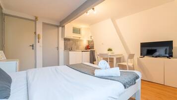 Desk, iron/ironing board, WiFi, bed sheets