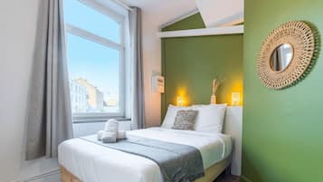 1 slaapkamer, een bureau, een strijkplank/strijkijzer, internet