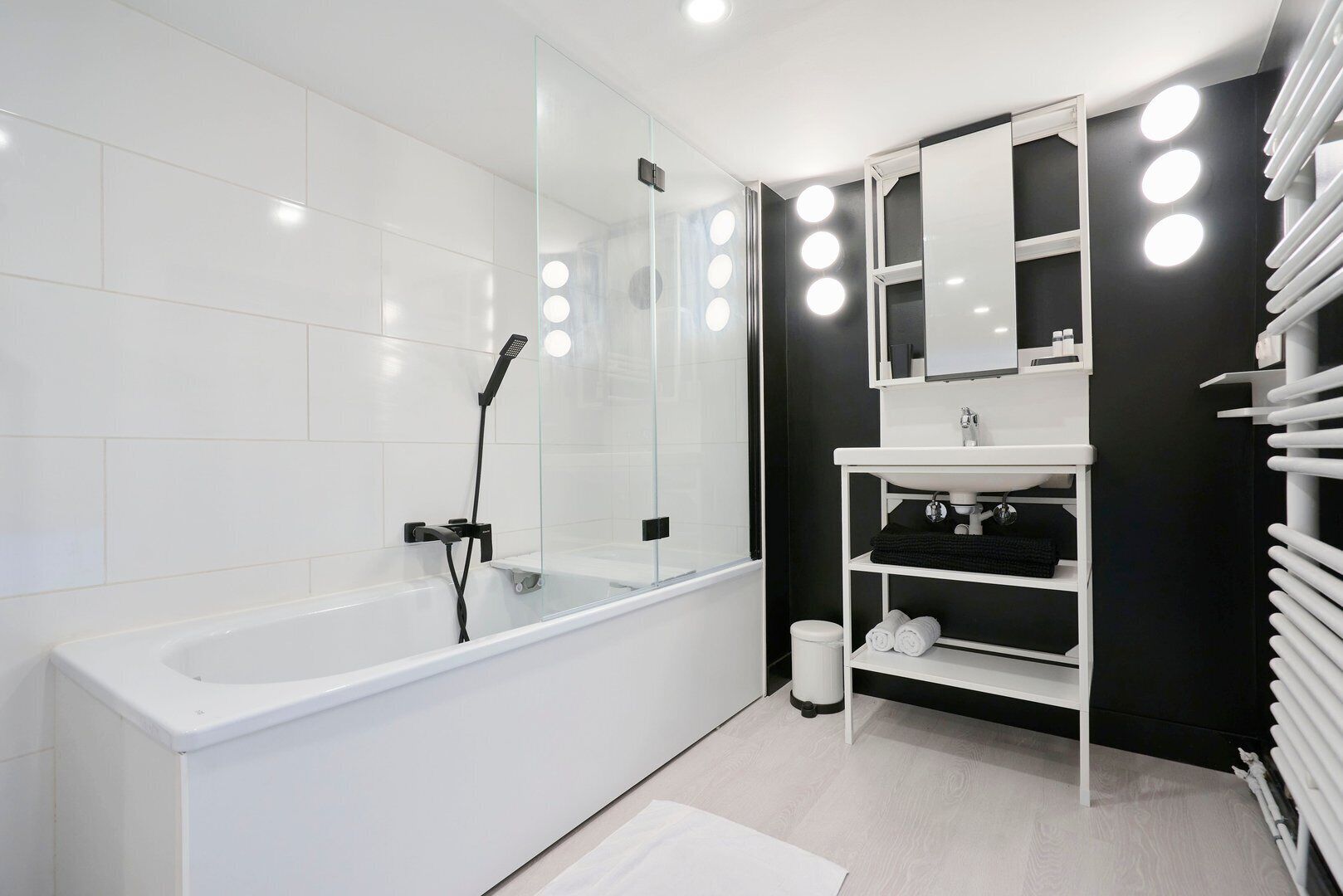 Sèche-cheveux, serviettes fournies