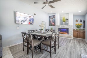 Dining - welcome to safety Harbor house Florida .Close downtown main street, water front  (Safety Harbor)