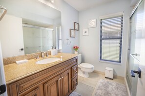 Boblebadekar, hårtørrer, bidet, håndklæder