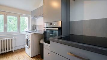 Réfrigérateur, micro-ondes, four, cafetiÚre/bouilloire