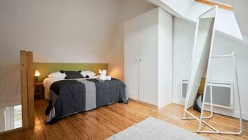 2 slaapkamers, een bureau, een strijkplank/strijkijzer, internet