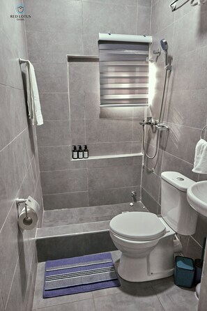 Douche, articles de toilette écologiques, sèche-cheveux