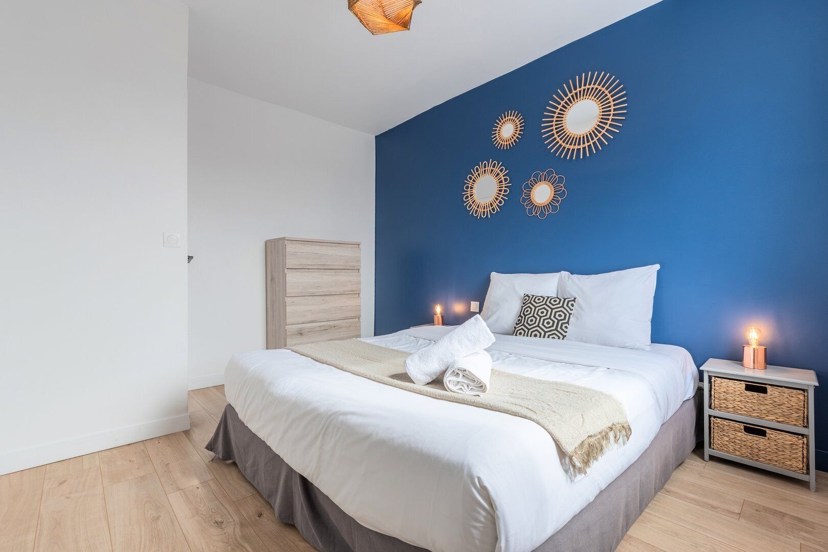 3 chambres, fer et planche à repasser, Wi-Fi, draps fournis