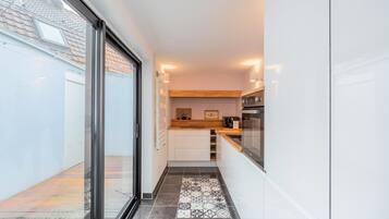 Een koelkast, een microgolfoven, een oven, een vaatwasser